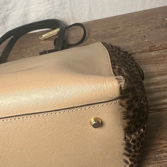 Innue—Chic Beige and Black Satchel with fur accents - Picture 8 of 13